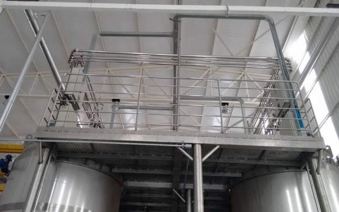 Mesanino e escada em aço inox
