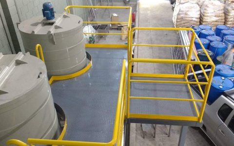 Mesanino e escada em aço inox