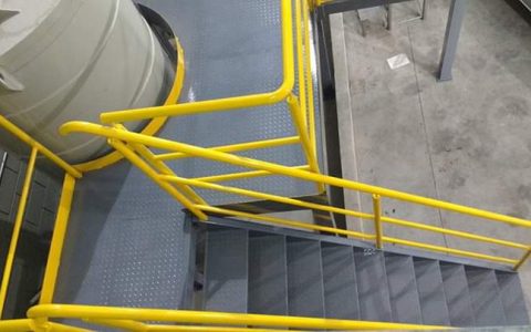 Mesanino e escada em aço inox